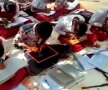 VIDEO Incredibil! Școala unde se scrie cu două mâini în același timp