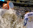 Kansas City Royals a câștigat meciul de baseball cu Cleveland Indians, 3-1, și a sărbătorit din plin. "Victimă" a căzut reporterul Fox Sports, care a făcut o baie pe neașteptate (foto: Reuters)