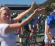 VIDEO+FOTO Totul pentru un live sexy: un fotomodel a fost la un pas să fie acroșat de cicliștii din Il Giro! 