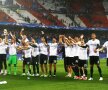 EUFORIE. Jucătorii Realului au sărbătorit în ploaie pe "Calderon" calificarea în finala de la Cardiff, unde îi așteaptă Juventus Foto: Reuters