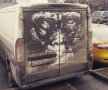 FOTO & VIDEO Un artist transformă camioanele murdare în opere de artă