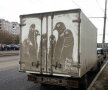 FOTO & VIDEO Un artist transformă camioanele murdare în opere de artă
