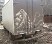 FOTO & VIDEO Un artist transformă camioanele murdare în opere de artă