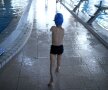 O imagine cât 1000 de cuvinte! Ismail Zulfic, un copil de 6 ani fără brațe, merge să se antreneze în bazinul olimpic din Sarajevo (foto: reuters)