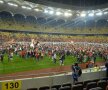 EUFORIE. Fanii lui Dinamo au sărbătorit alături de jucători câștigarea Cupei Ligii, primul trofeu al alb-roșiilor în ultimii 5 ani (foto: Raed Krishan)