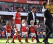 Coquelin și Koscielny cu copiii Foto: Reuters
