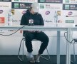 La conferința de presă, cu punga cu gheață aplicată pe piciorul drept // FOTO WTA Insider