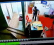 VIDEO A mers la toaletă şi a refuzat să-i plătească unui copil care încasa taxa. Ce a urmat întrece imaginaţia!