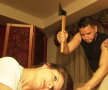 VIDEO & FOTO Un frizer din Rusia tunde cu... toporul!