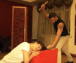 VIDEO & FOTO Un frizer din Rusia tunde cu... toporul!