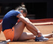 Imediat după căzătura de la Roma, Simona Halep își cerceta glezna afectată // FOTO Reuters