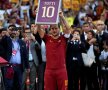 FOTO Ave, Papa Francesco! Fotbalistul s-a retras, rămâne legenda: Totti a pus ghetele în cui după 25 de sezoane la Roma