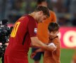 FOTO Ave, Papa Francesco! Fotbalistul s-a retras, rămâne legenda: Totti a pus ghetele în cui după 25 de sezoane la Roma