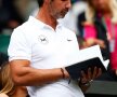 Patrick Mouratoglou are mereu cu el o agendă în care notează diferite aspecte relevante din meci // FOTO Guliver/GettyImages