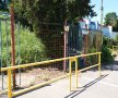 Locurile din care au dispărut turnicheţii au fost securizate cu sârmă // FOTO Marius Mărgărit