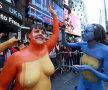 GALERIE FOTO & VIDEO Imagini incredibile în Times Square. Peste 200 de oameni au stat ore în șir dezbrăcați în plină stradă!