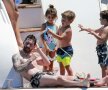 
IA DE-AICI, UNCHIU LIONEL! Băiețelul lui Luis Suarez, Benjamin, l-a răcorit pe Messi în vacanța de pe iaht, spre deliciul lui Thiago Messi și al Delfinei, fetița colegului său uruguayan de la Barcelona. 