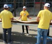 GALERIE FOTO A fost pregătită cea mai lungă pizza din lume. Nu ai văzut niciodată un asemenea preparat!