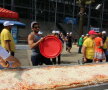 GALERIE FOTO A fost pregătită cea mai lungă pizza din lume. Nu ai văzut niciodată un asemenea preparat!
