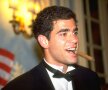 Pete Sampras, în 1997, după ce s-a impus la Wimbledon, într-o postură interesantă. Sampras rămâne încă recordman pe iarba londoneză, cu 7 trofee, alături de Roger Federer, foto: Guliver/gettyimages.com