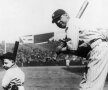Legendă a baseballului american, Babe Ruth a umplut stadioanele și a animat imaginația la milioane de fani. Aici, în 1933, pozând alături de un copil, foto: Guliver/gettyimages