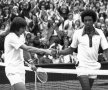 Americanii Jimmy Connors, stânga, și Arthur Ashe, dreapta, pe 5 iulie 1975, dând mâna după ce Ashe a câștigat finala de la Wimbledon, foto: Guliver/gettyimages

