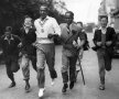 Jesse Owens, atletul care a sfidat nazismul și pe Hitler la Olimpiada din 1936, din Berlin, antrenându-se dimineața, cu niște admiratori, la o plimbare prin Berlin, foto: Guliver/gettyimages