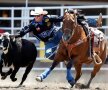 SETE DE ADRENALINĂ. Americanul Josh Peek încearcă senzații tari la o competiție de rodeo care are loc în Canada, la Calgary (foto: Reuters)