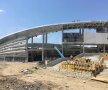 EXCLUSIV VIDEO + FOTO Noi imagini de la unul dintre stadioanele care se construiesc în România! Se pun la punct ultimele detalii la exterior 