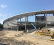 EXCLUSIV VIDEO + FOTO Noi imagini de la unul dintre stadioanele care se construiesc în România! Se pun la punct ultimele detalii la exterior 