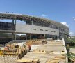 EXCLUSIV VIDEO + FOTO Noi imagini de la unul dintre stadioanele care se construiesc în România! Se pun la punct ultimele detalii la exterior 