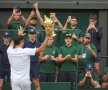 FOTO Dulcele sărut al gloriei după al optulea trofeu la Wimbledon » Roger Federer, campionul absolut