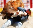 Riley Duvall, din Checotah, Oklahoma, încearcă să doboare un vițel la concursul din Calgary, Alberta, foto: reuters