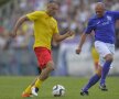 LA FEL CA-N '98. Adrian Ilie (43 de ani) a pus ghetele-n cui în urmă cu 12 ani, dar afișează o formă fizică impresionantă. Fostul atacant român a evoluat în meciul comemorativ în amintirea lui Dobrin, la 10 ani de la dispariția "Gâscanului" (foto: Alex Nicodim, GSP)
