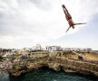 Orlando Duque, Columbia, plonjează în apă de la 27 de metri în prima zi a Red Bull Cliff Diving World Series. Pe fundal, peisajul superb din Polignano a Mare, Italia. Foto: Reuters