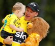 3 LEI. Chris Froome și băiețelul său celebrează al patrulea tricou galben dus cu bine la Paris, în Turul Franței, foto: reuters