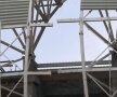 VIDEO Stadionul din Craiova are din nou probleme! Imagini incredibile: constructorii au montat greșit acoperișul