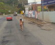 Bărbaţii au încremenit când au văzut aşa ceva! O femeie s-a plimbat complet dezbrăcată pe stradă