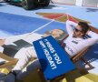 A FURAT SHOWUL! Fernando Alonso s-a relaxat după cursă chiar sub podium, lângă meme-ul care-l înfățișează. Dublul campion mondial a împlinit 36 de ani și a reușit cea mai bună cursă de sezon (foto: formula 1)