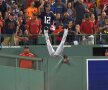 NOW YOU SEE ME... Austin Jackson (Cleveland Indians) cade peste zid în încercarea de a prinde mingea lovită de Hanley Ramirez (Boston Red Sox). Priviți expresiile de pe fețele celor din tribună. :) foto: Reuters
