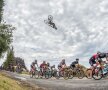 ZBOR PESTE PLUTON. Szymon Godziek, cel mai bun freestyler polonez pe mountainbike, a reușit în premieră mondială o acrobație peste plutonul de biciliști din turul Poloniei. foto: reuters