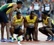 ÎN GENUNCHI! Usain Bolt a încheiat în lacrimi ultima lui cursă din carieră, 4 x 100 de metri, după ce s-a accidentat la ultimul schimb (foto: reuters)