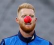 Prins la fix! O minge de cricket zboară prin dreptul lui Ben Stokes, unul dintre jucătorii englezi, foto: reuters