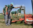 REPORTAJ EXCLUSIV Gazeta a participat la procesul de montare a gazonului de pe Arena Națională » Cum se produce în comuna Săbăreni un gazon de Ligă la 1/2 din prețul de afară!