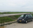FOTO Ca-n filmele cu proști. Un hoț a furat țevi de 8 metri și le-a transportat cu o mașină minusculă
