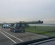 FOTO Ca-n filmele cu proști. Un hoț a furat țevi de 8 metri și le-a transportat cu o mașină minusculă