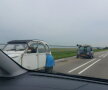 FOTO Ca-n filmele cu proști. Un hoț a furat țevi de 8 metri și le-a transportat cu o mașină minusculă