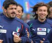 Camoranesi, încadrat de Gattuso și Pirlo, la unul dintre antrenamentele Italiei. Foto: Gulver/GettyImages