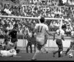 2 iunie 1970, Guadalajara, Anglia - România 1-0, CM: un nou atac al britanicilor a fost oprit, Lupescu (nr.3) iese elegant cu mingea la picior, sub privirile lui Cornel Dinu