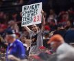 Nu și-a mai schimbat hainele! Un suporter din baseball al lui Cleveland Indians, cu o referință către seria incredibilă de 22 de succese consecutive pornită pe 23 august. Azi-noapte a venit prima înfrângere (foto: reuters)
